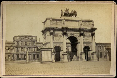 Frankreich, Île-de-France, Paris (75): Der Arc de Triomphe du Carrousel mit den Ruinen der Tuilerien