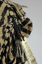 Abendkleid, ca. 1884 (Detailansicht der Tournüre)