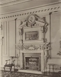 Stoke Hall, Derbyshire, Kaminstücke im Salon