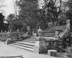 Die Treppe der Terrasse