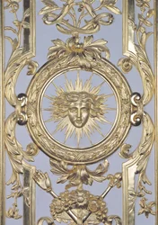 Detail der Wandverkleidung, die das Emblem von Ludwig XIV. 1638-1715 darstellt, aus dem Salon de Venus, 1668