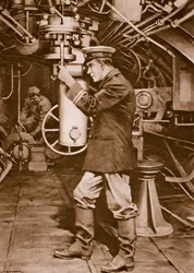 Britischer U-Boot-Offizier untersucht das Periskop in der Hoffnung, ein feindliches Ziel zu finden