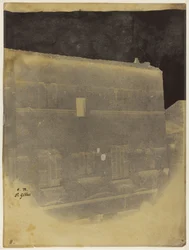 Oberer Teil der Fassade eines romanischen Hauses in Saint-Gilles du Gard