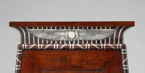Detail eines Münzkabinetts, verziert mit silbernen ägyptischen Emblemen, um 1805