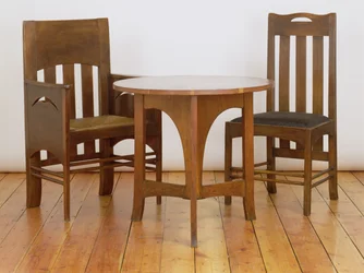 Ein Sessel, hergestellt für den Speiseraum, und ein Esszimmerstuhl, 1897, aus Miss Cranstons Argyle Street Tea Rooms, Glasgow, und ein Beistelltisch für den Billardraum in Miss Cranstons Buchanan Street