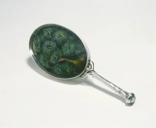 Von Ashbee entworfener Handspiegel mit einem von William Mark emaillierten Pfauenmotiv, hergestellt von der Guild of Handicraft, 1903