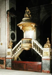 Kanzel mit vergoldeten Figuren von Glaube und Hoffnung von Guesdon und Nächstenliebe von Dumont