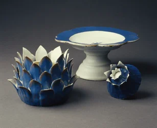 Eine Gemüseform-Terrine, Deckel und Tazza, Jiaqing-Periode (1796-1820) ca. 1800