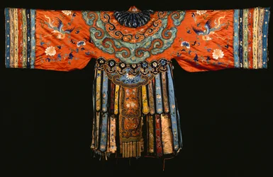 Ein roter Satinumhang, möglicherweise ein Hochzeitsumhang