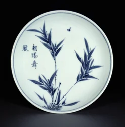 Blau-weiße Kosometsuke-Untertasse mit Bambus und Kalligraphie, Tianqi-Marke und -Periode, 1621-27 (Porzellan)