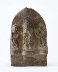 Buddhistische Tafel mit drei stehenden Figuren, Zeit der Teilung, 536 n. Chr.