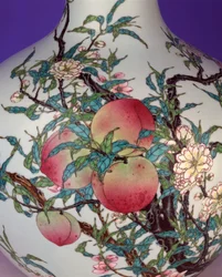 Detail einer prächtigen famille rose neun-Pfirsich-Kugelvase, 1735-1795