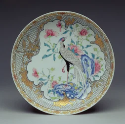Schale bemalt mit einem langschwänzigen Vogel, Felsen und Blumen, Yongzheng-Periode, 1725-35