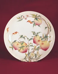 Famille-Rose-Teller mit einem Muster von Aprikosen, Qing-Dynastie