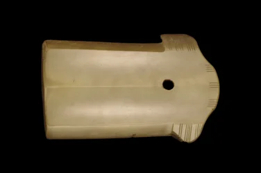 Fragment einer Dolchaxt (ge), späte Shang- bis frühe Westliche Zhou-Dynastie, 12.-10. Jahrhundert v. Chr.