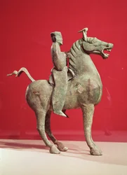 Mann zu Pferd, aus Wu-wei, Kansu, Östliche Han-Dynastie (Bronze)