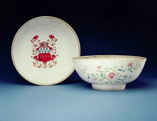 Paar Schalen in Famille Rose bemalt mit den Wappen von Joynes, Yongzheng-Periode (1723-35)