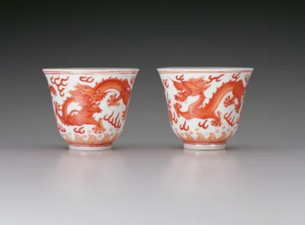 Paar Weintassen, darstellend fünfklauige Drachen auf der Jagd nach flammenden Perlen, Guangxu-Zeit 1875-1908, chinesisch