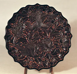 Teller mit Blumenmotiven und zwei Vögeln, Yuan-Dynastie (1271-1368)