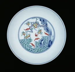 Porzellanteller bemalt in Unterglasurblau und Ducai-Emaille, 1723-1735