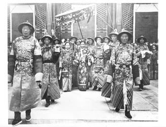 Porträt von TzU-Hsi, Kaiserinwitwe von China, mit Hofdamen und Wachen