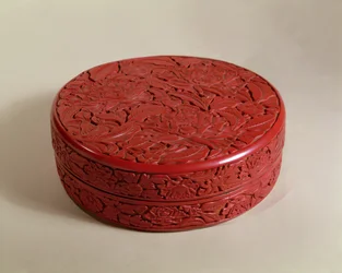 Rote Lackdose mit Pfingstrosen, 1426-27 (Holz)