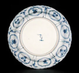 Unterseite eines blau-weißen Kraak-Tellers, Egret-Marke, Wanli, 1595-1605