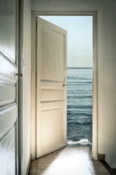 Offene Tür zum Meer