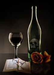 Wein, Schädel und Rose
