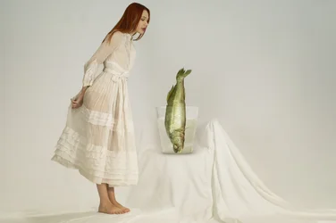 Neugierige Frau und Fisch