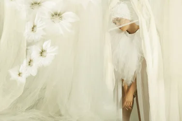 Ätherische Frau mit weißen Blumen