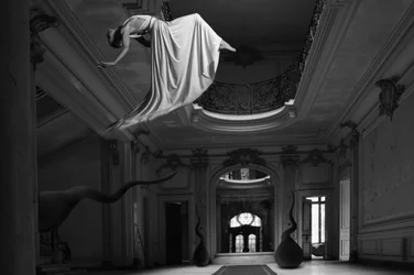 Surreales schwebendes Herrenhaus-Traum