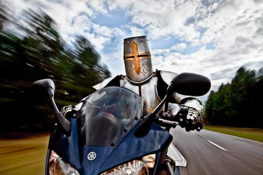 Ritter auf Motorrad