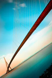 Lebendige moderne Brücke am Himmel