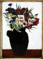 Blumen in einem schwarzen Krug