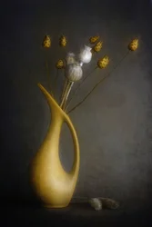 Stillleben mit gelber Vase