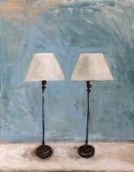 Zwei Lampen blaue Wand