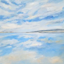 Weite blaue Himmelsreflexion