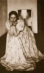 Mädchen in einem geblümten Kleid, ca. 1910