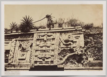 Palast der Nonnen in Uxmal (Detail von der Fassade der Schlange)