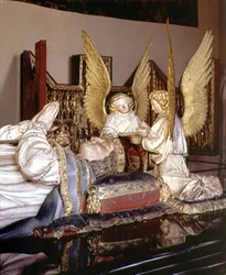 Detail der Effigie und zwei Engel, vom Grabmal Philip der Kühne, Herzog von Burgund (1342-1404), von Jean de Marville (gest. 1389), Claus Sluter (gest. 1405/6) und Claus de Werve (ca. 1380-1439), in Auftrag gegeben für das Kloster Champmol