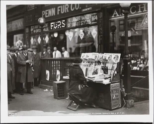 Blinde Zeitungsverkäuferin, Fannie Lyons, an ihrem Stand an der südöstlichen Ecke der 7th Avenue & 34th Street