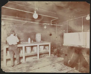 Filmlabore bei Carlton Motion Picture Co. mit fünf Männern und einer Frau, die mit Film arbeiten, New York