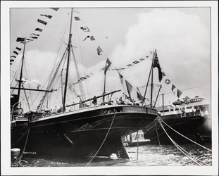 Das Heck der S.S. "Umbria" im Dock, ca. 1900