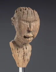 Fragment eines Kongo nkisi nkondi (Holz)