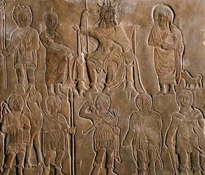 Relief, das einen vergöttlichten römischen Kaiser zeigt, der Huldigung von ägyptischen Nomaden erhält