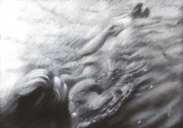 Frau, die aus dem Wasser auftaucht