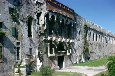 Nordwand des Diokletianpalastes mit der Porta Aurea, ca. 300 n. Chr.