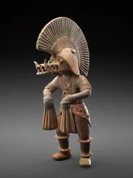 Tänzer mit Krokodilhelm, 300 v. Chr.-300 n. Chr. (Irdenware mit Spuren von polychromem Pigment)