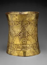 Krone, die Herrscher oder Götter darstellt, die zeremonielle Stäbe halten, 800-1350 n. Chr.